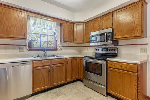 Kitchen - 1775 Fox Ridge Dr, Springfield, OH 45503 photo 2 of 4
