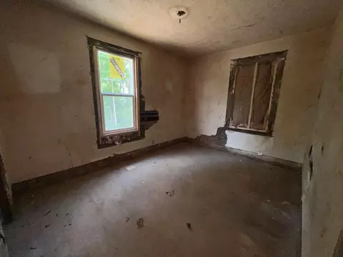 Bedroom - 1105 E 1107 E Chestnut St, Lancaster, OH 43130 photo 3 of 4