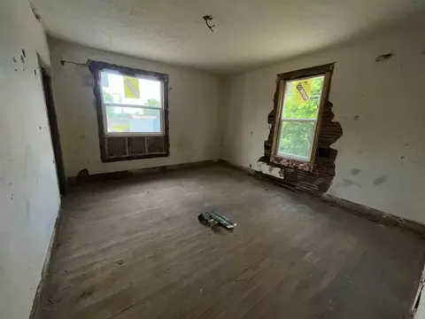 Bedroom - 1105 E 1107 E Chestnut St, Lancaster, OH 43130 photo 2 of 4
