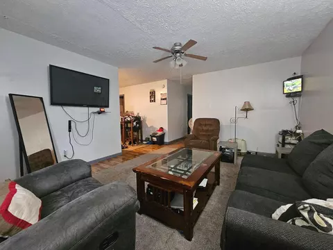 Living - 463 Scranton Ave, Marion, OH 43302 photo 2 of 2