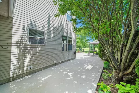 Exterior - 272 Trail E, Pataskala, OH 43062 photo 5 of 12