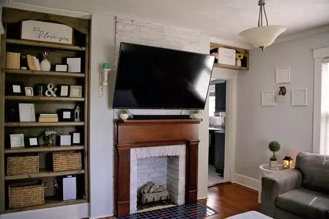 Living - 632 E 5th Ave, Lancaster, OH 43130 photo 2 of 3