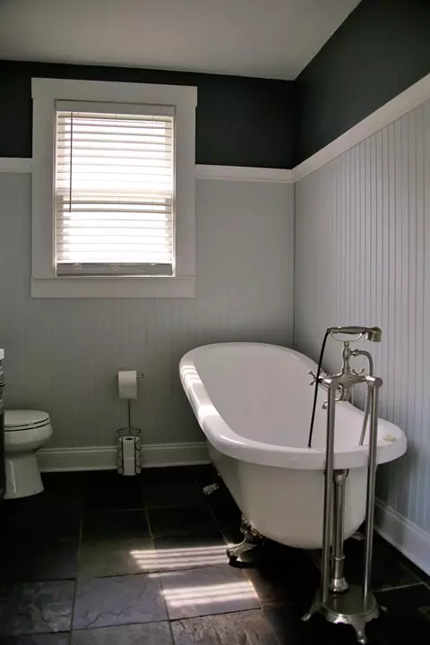 Bath - 632 E 5th Ave, Lancaster, OH 43130 photo 2 of 4