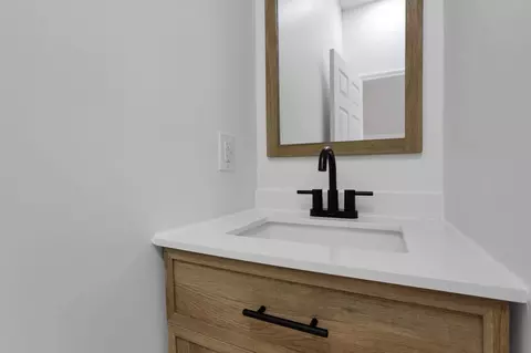 Bath - 672 Silver St, Marion, OH 43302 photo 2 of 5