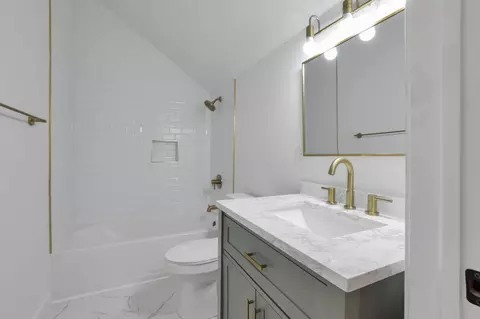 Bath - 672 Silver St, Marion, OH 43302 photo 5 of 5
