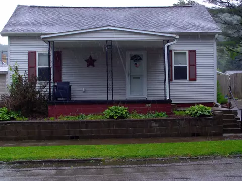 760 Poplar St, Nelsonville, OH 45764