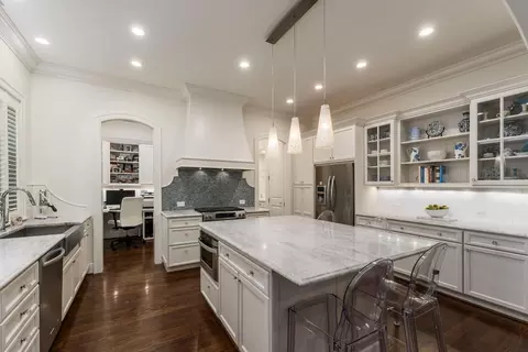 Kitchen - 14 Lyonsgate Rd, Bexley, OH 43209 photo 3 of 9