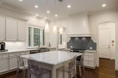 Kitchen - 14 Lyonsgate Rd, Bexley, OH 43209 photo 1 of 9