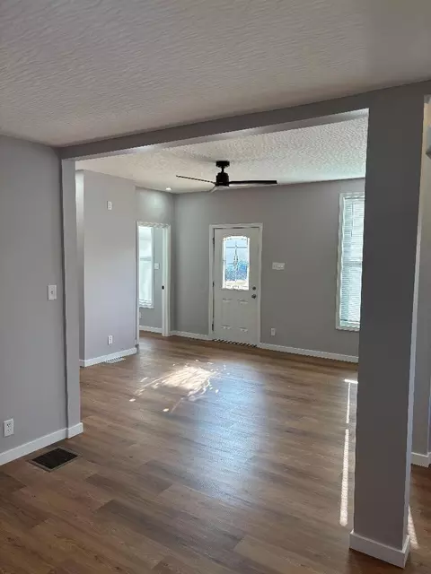 Living - 418 Clinton St, Circleville, OH 43113 photo 1 of 2