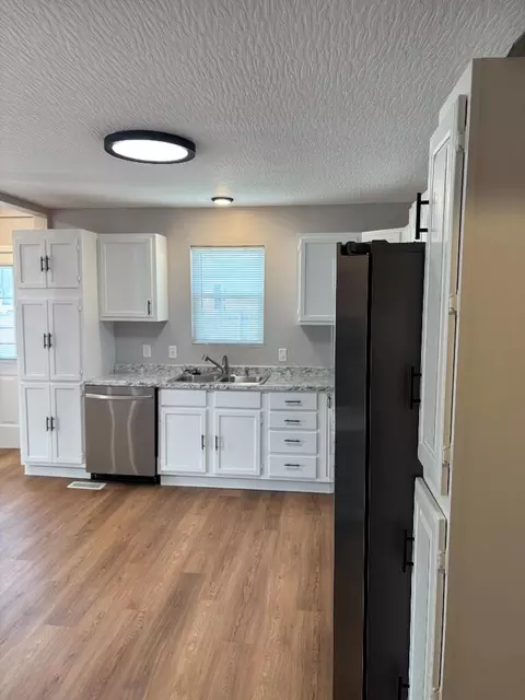 Kitchen - 418 Clinton St, Circleville, OH 43113 photo 2 of 2