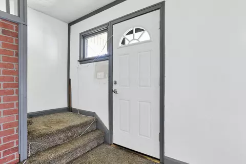Entry Way - 421 E Main St, Newark, OH 43055 photo 1 of 3