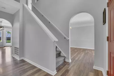 Entry Way - 133 Pinecrest Dr, Delaware, OH 43015 photo 2 of 7