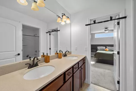 Bath - 5781 Glendavon Loop, Dublin, OH 43016 photo 5 of 7