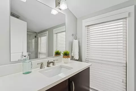 Bath - 159 E 4th Ave, Columbus, OH 43201 photo 2 of 3