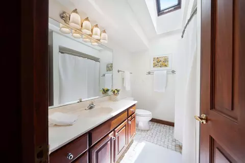 Bath - 5569 Dublin Rd, Dublin, OH 43017 photo 6 of 8
