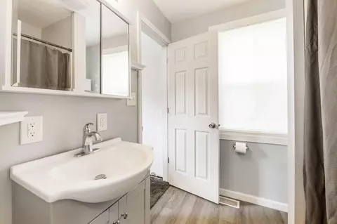Bath - 239 Gurley Ave, Marion, OH 43302 photo 2 of 3
