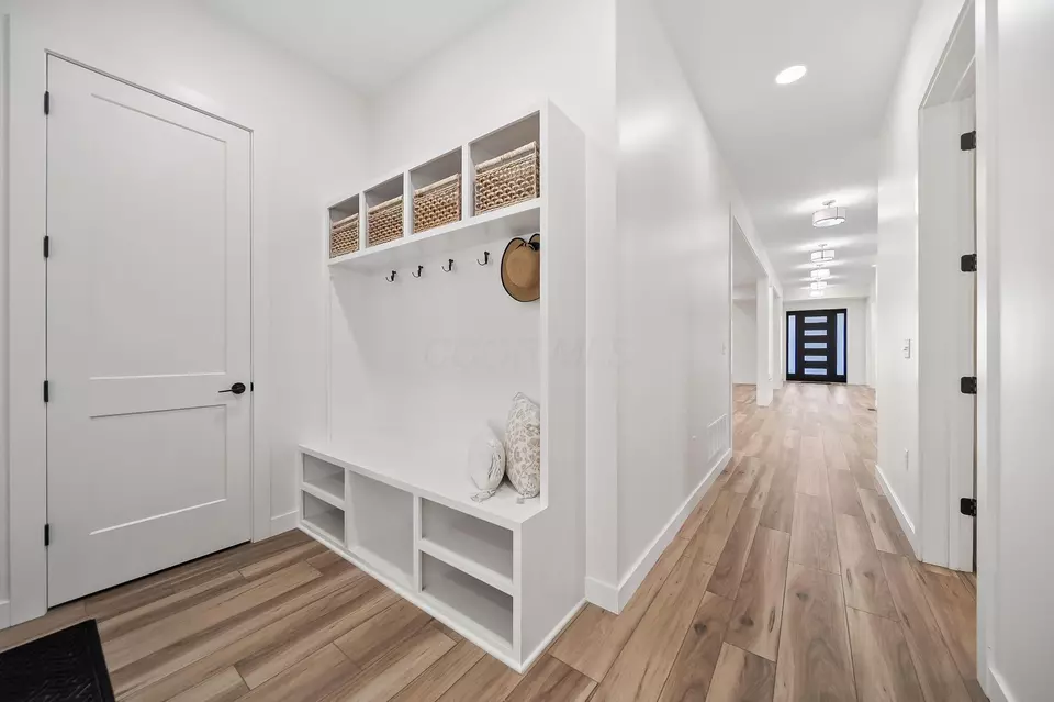 Entry Way - 3692 Beulah Park Dr, Grove City, OH 43123 photo 6 of 12