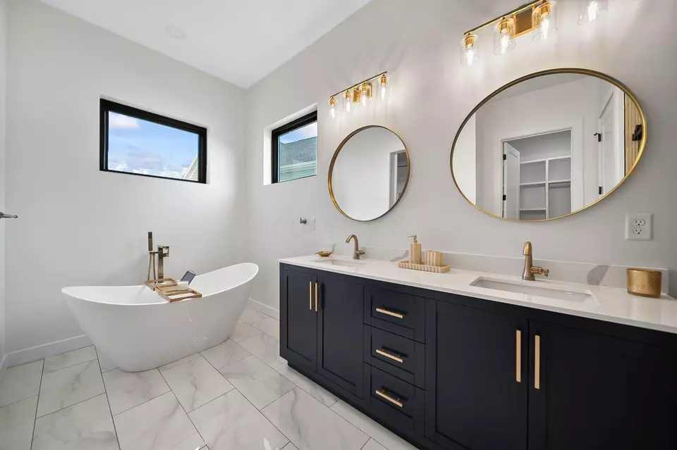 Bath - 3692 Beulah Park Dr, Grove City, OH 43123 photo 3 of 8