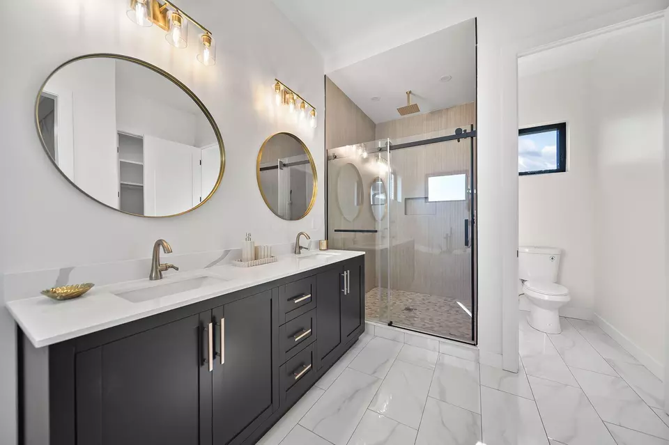 Bath - 3692 Beulah Park Dr, Grove City, OH 43123 photo 2 of 8