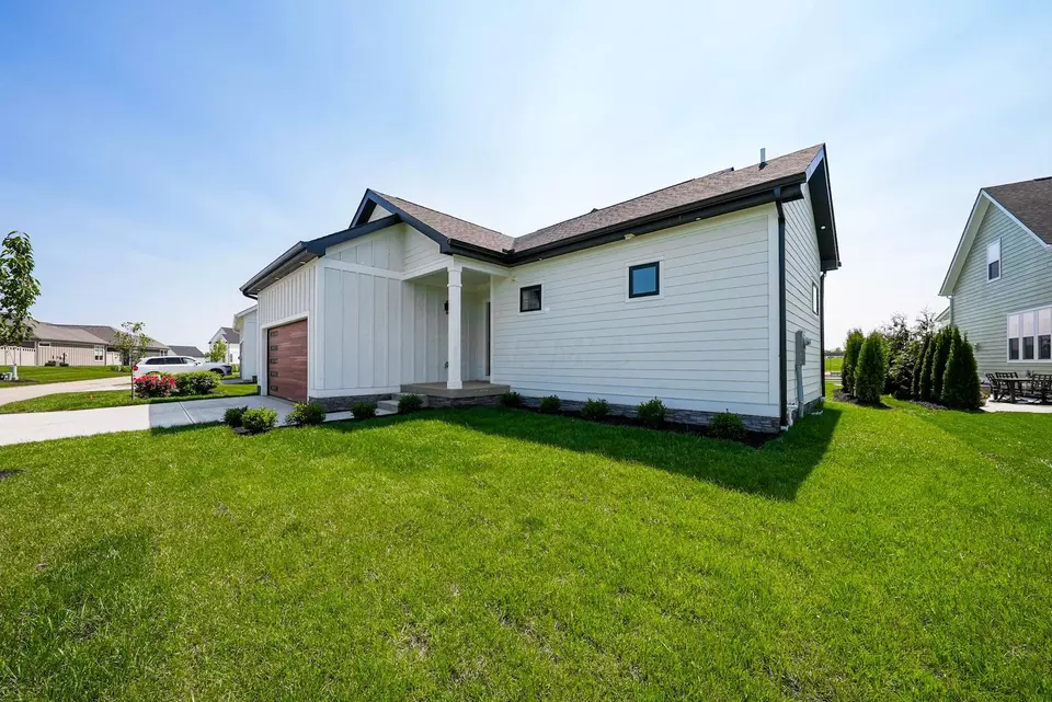 Exterior - 3692 Beulah Park Dr, Grove City, OH 43123 photo 10 of 28