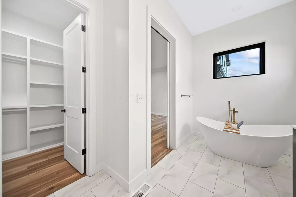 Bath - 3692 Beulah Park Dr, Grove City, OH 43123 photo 4 of 8