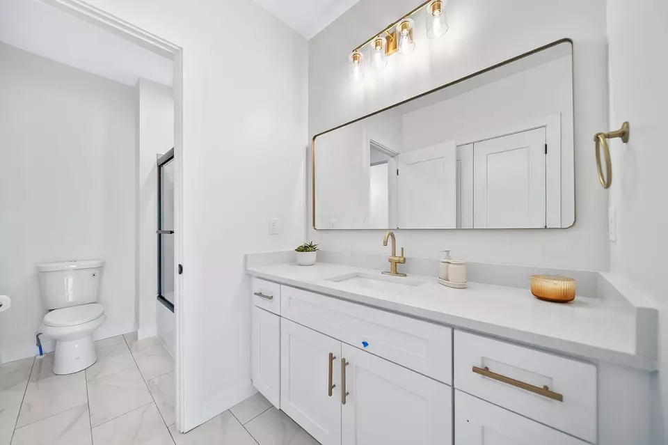 Bath - 3692 Beulah Park Dr, Grove City, OH 43123 photo 6 of 8