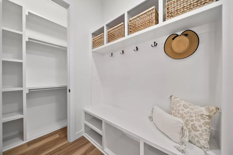 Entry Way - 3692 Beulah Park Dr, Grove City, OH 43123 photo 7 of 12