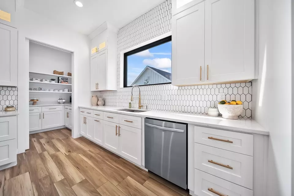 Kitchen - 3692 Beulah Park Dr, Grove City, OH 43123 photo 9 of 11