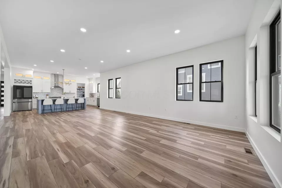 Living - 3692 Beulah Park Dr, Grove City, OH 43123 photo 3 of 5