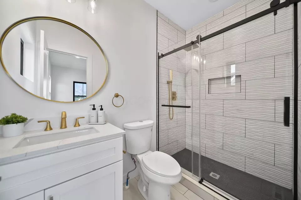 Bath - 3692 Beulah Park Dr, Grove City, OH 43123 photo 5 of 8