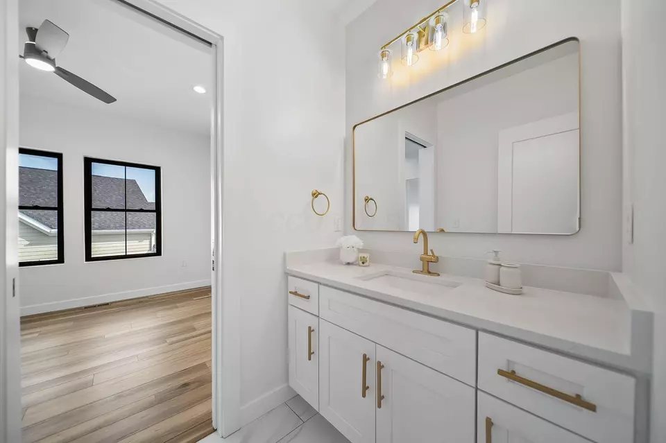 Bath - 3692 Beulah Park Dr, Grove City, OH 43123 photo 8 of 8