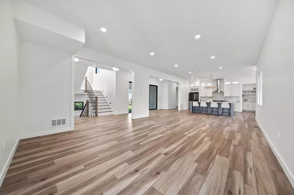 Living - 3692 Beulah Park Dr, Grove City, OH 43123 photo 4 of 5