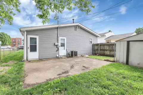 Exterior - 460 E Ohio St, Circleville, OH 43113 photo 2 of 3