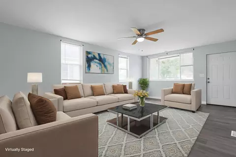 Living - 460 E Ohio St, Circleville, OH 43113 photo 2 of 7