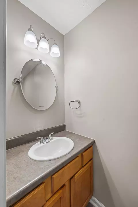 Bath - 845 Bennett St, Marion, OH 43302 photo 1 of 5