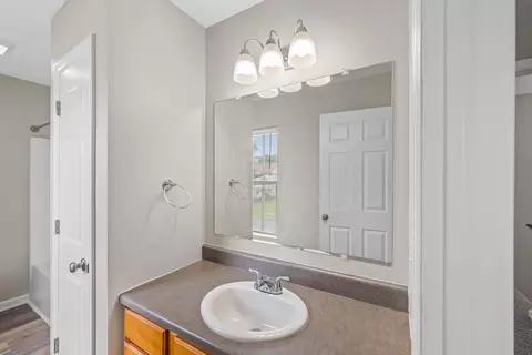 Bath - 845 Bennett St, Marion, OH 43302 photo 2 of 5