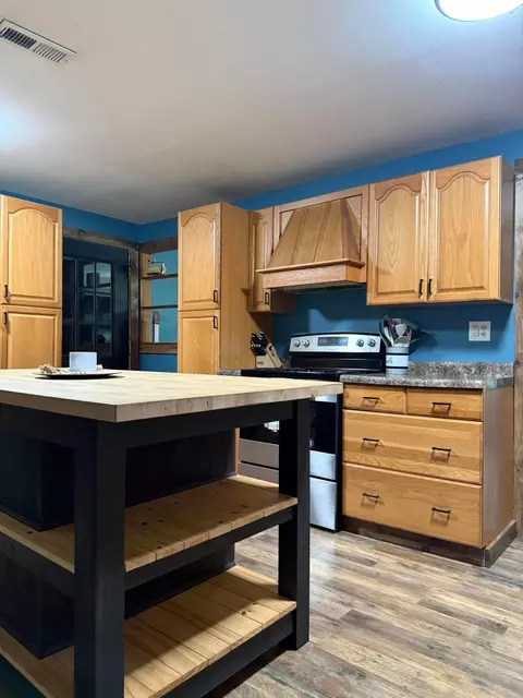 Kitchen - 1775 Shoshoni Dr, Circleville, OH 43113 photo 3 of 8