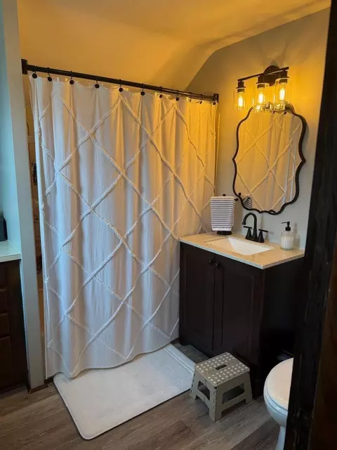 Bath - 104 Floral Ave, Springfield, OH 45504 photo 1 of 2