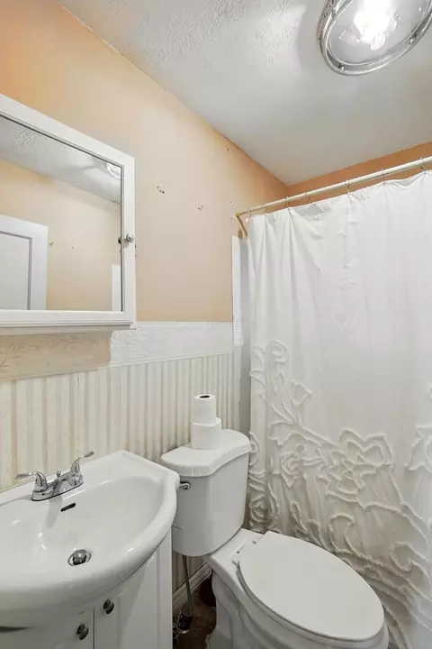 Bath - 1330 Amherst Rd, Springfield, OH 45504 photo 2 of 2