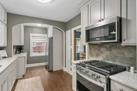 Kitchen - 137 E Torrence Rd, Columbus, OH 43214 photo 3 of 10