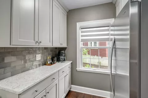 Kitchen - 137 E Torrence Rd, Columbus, OH 43214 photo 8 of 10