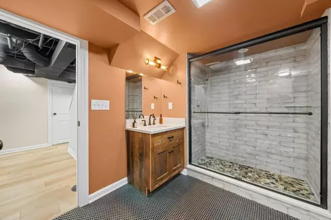 Bath - 137 E Torrence Rd, Columbus, OH 43214 photo 6 of 7