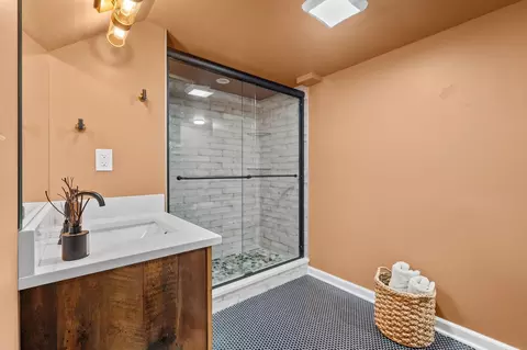 Bath - 137 E Torrence Rd, Columbus, OH 43214 photo 5 of 7