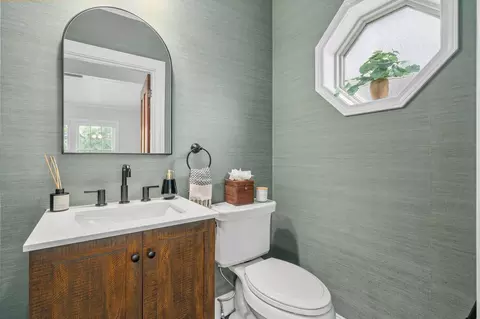 Bath - 137 E Torrence Rd, Columbus, OH 43214 photo 1 of 7