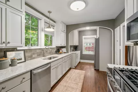 Kitchen - 137 E Torrence Rd, Columbus, OH 43214 photo 2 of 10