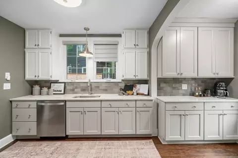 Kitchen - 137 E Torrence Rd, Columbus, OH 43214 photo 6 of 10