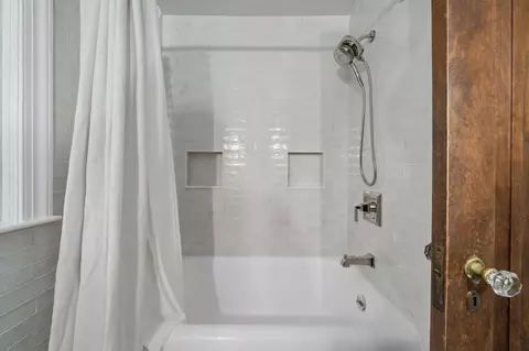 Bath - 137 E Torrence Rd, Columbus, OH 43214 photo 3 of 7
