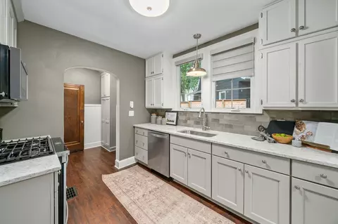 Kitchen - 137 E Torrence Rd, Columbus, OH 43214 photo 7 of 10