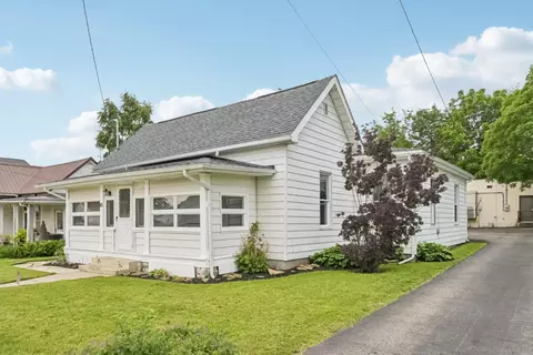 45 S Main St, New Holland, OH 43145