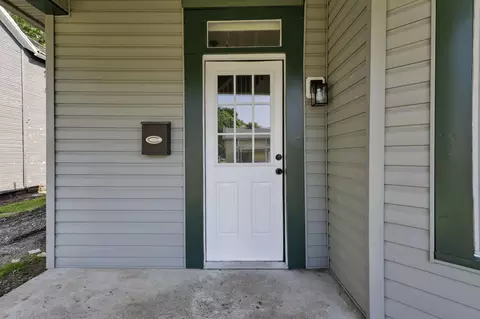 Exterior - 638 E 6th Ave, Lancaster, OH 43130 photo 2 of 5